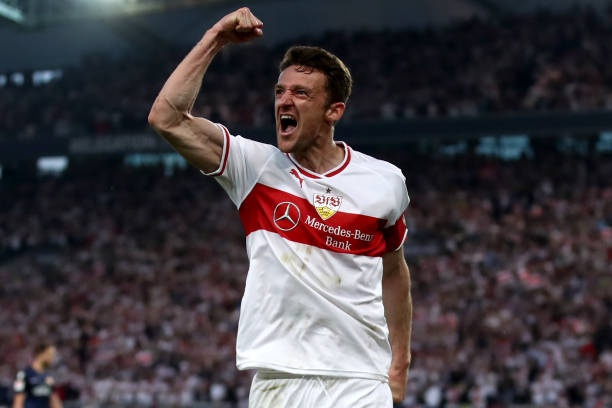 Cuối hiệp một, CĐV tại Mercedes-Benz Arena đã được ăn mừng bàn mở tỉ số của đội chủ nhà. Christian Gentler là người lập công cho Stuttgart.