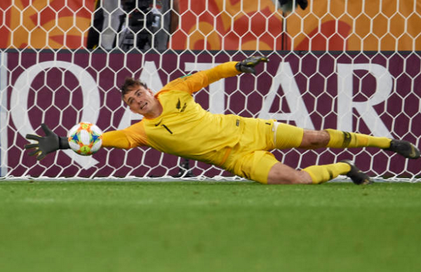 Anh cản phá thành công cả 2 cú sút của Brayan Reyes và Johan Carbonero.