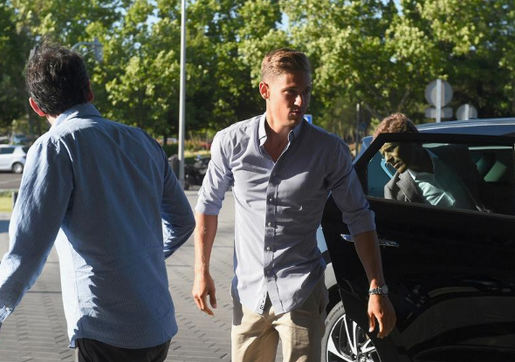 Và chỉ một ngày sau, tài năng trẻ người Tây Ban Nha đã có mặt ở đại bản doanh Atletico để chính thức làm lễ ra mắt.