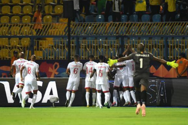 Sung sướng với bàn thắng sớm, thủ môn Benin thậm chí bỏ khung thành chạy lên ăn mừng cùng đồng đội.