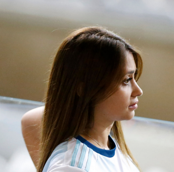 Antonella Roccuzzo đến sân cổ vũ Messi.