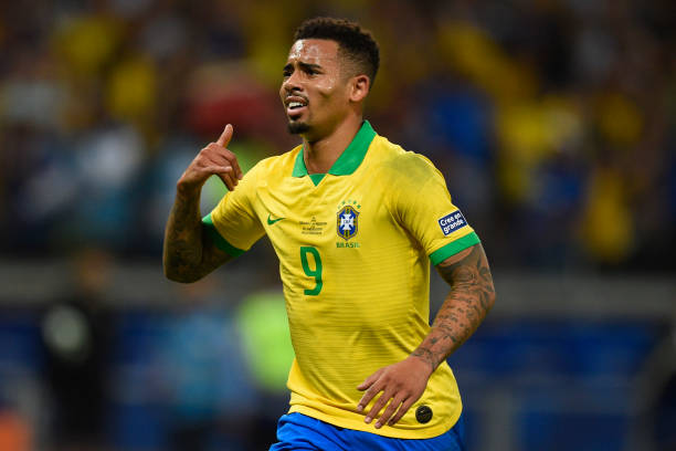 Gabriel Jesus ăn mừng bàn mờ tỉ số.