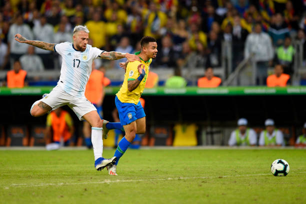 Chốt chặn cuối cùng Otamendi cũng bất lực trước quyết tâm đi bóng của Gabriel Jesus.