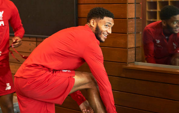 ...và trung vệ Joe Gomez.