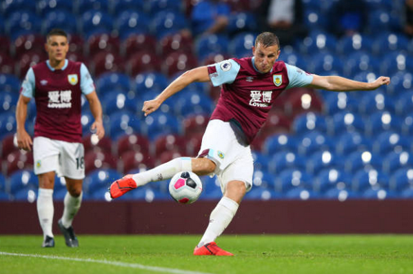 Tuy nhiên, trước Burnley, Viera cùng học trò đã phải nếm trải cơn ác mộng kinh hoàng. Chỉ trong vòng 8 phút đầu tiên, Chris Wood đã ghi 2 bàn cho Burnley. Anh sau đó hoàn thành cú hattrick ở phút 61.