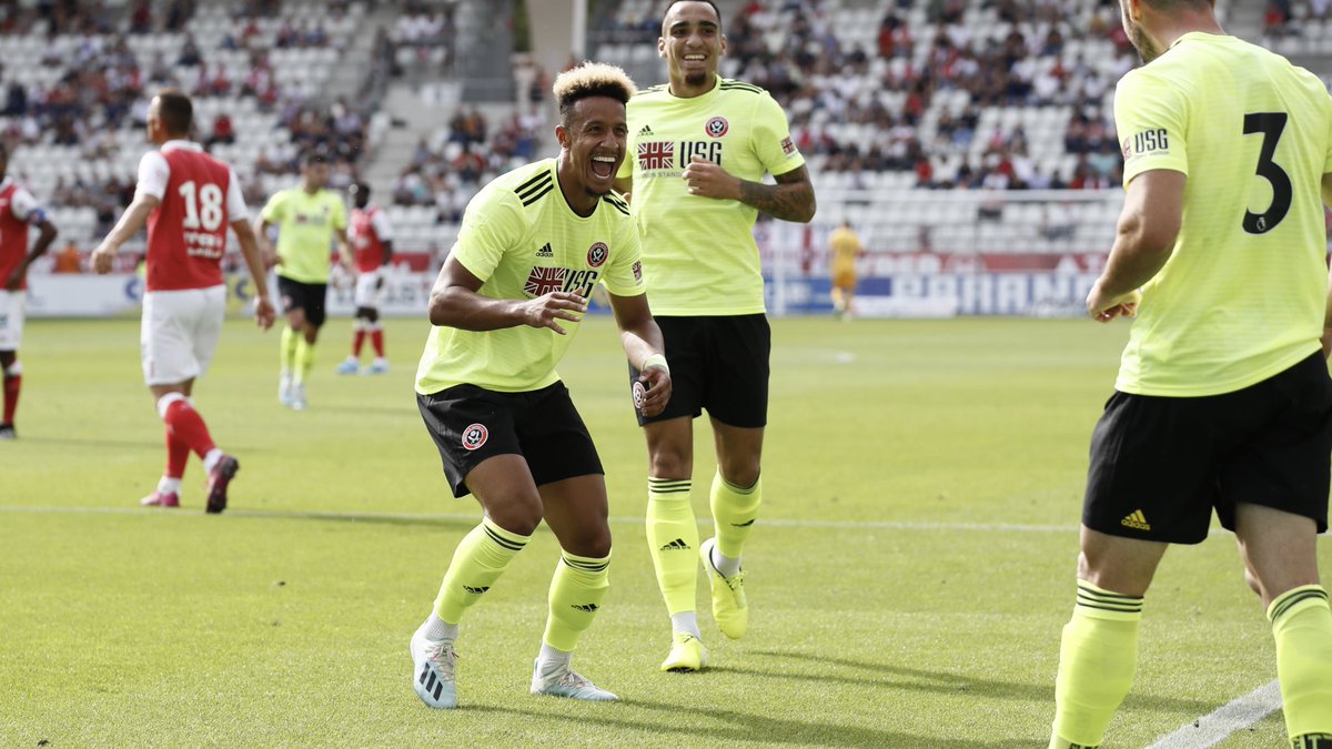 Callum Robinson ăn mừng tuyệt phẩm có được vào lưới CLB Stade de Reims.