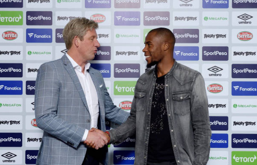 Rạng sáng nay, Everton đã vui mừng chào đón tân binh thứ 6 Djibril Sidibe có mặt ở đại bản doanh CLB.