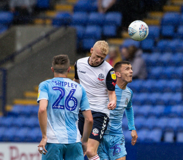 Nếu xét kỹ hơn, có một cầu thủ có thể xem là chuyên nghiệp trong danh sách này, James Weir, người cao tuổi nhất trong đội hình (24). Dù vậy, mùa trước Weir cũng chỉ thi đấu ở đội dự bị Bolton với tư cách thủ quân.