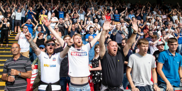 Điều tuyệt vời với Bolton lúc này là các CĐV không hề quay lưng với họ. Ở trận mở màn, dù phải làm khách ở Wycombe, rất nhiều khán giả đã đến cổ vũ Bolton.