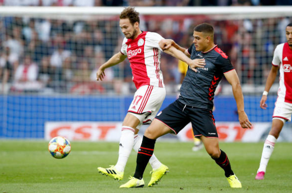 Để khỏa lấp khoảng trống Lass Schone để lại, HLV Erik ten Hag quyết định sử dụng Daley Blind ở vị trí lạ.