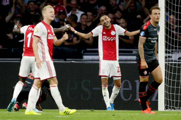 Đầu hiệp hai, chính Van de Beek có pha kiến tạo giúp Hakim Ziyech nâng tỉ số lên 2-0.
