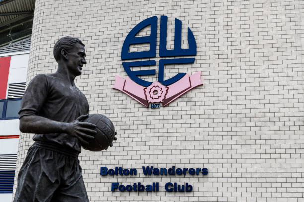 Bolton Wanderers, đội bóng từng một thời 'có tiếng' ở Premier League giờ đang chìm trong khủng hoảng vì nợ nần. Mùa này, họ đã rớt hạng xuống League One, giải Hạng Hai nước Anh.