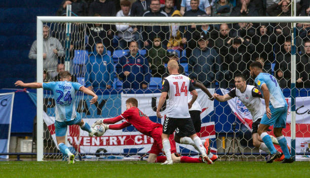 Họ kiên cường chống đỡ liên tiếp những đợt sóng gió liên tiếp mà Coventry tạo ra.