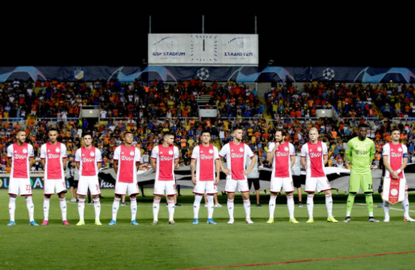 Rạng sáng nay, Nhà vô địch Hà Lan hành quân đến Cyprus làm khách trước APOEL Nicosia cho trận lượt đi vòng play-off.