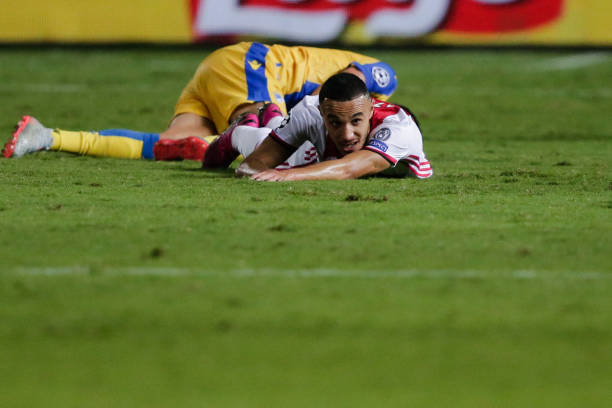 Không thể ghi bàn, Ajax còn gặp bất lợi lớn cho trận lượt về. Phút 80, hậu vệ phải Noussair Mazraoui có pha phạm lỗi với đối thủ.