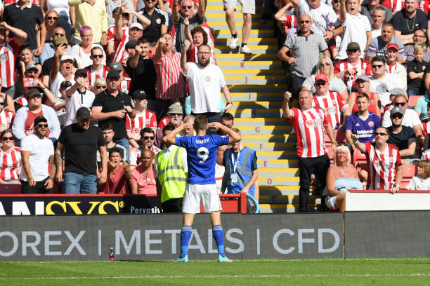 Pha ăn mừng đầy thách thức của Vardy trước các CĐV Sheffield United.