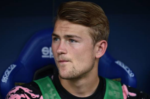 De Ligt trên băng ghế dự bị.