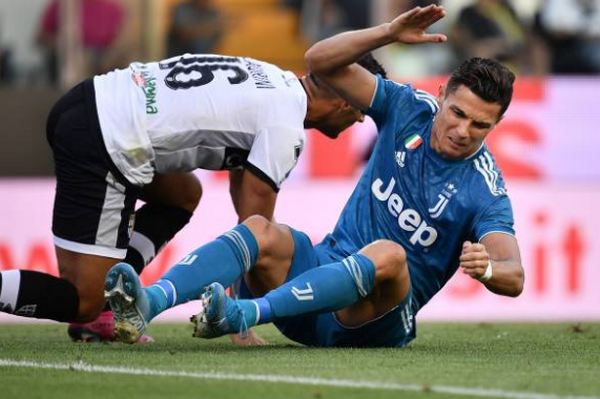 Ronaldo tức giận sau 1 tình huống bỏ lỡ.