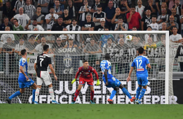 Tưởng như Napoli sẽ có một trận hòa đáng nhớ trên sân Juve thì Kalidou Koulibaly lại phản lưới nhà ngớ ngẩn trong những phút bù giờ.