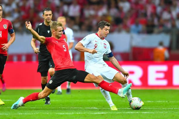 Số 5 Stefan Posch luôn theo sát thủ quân Ba Lan như hình với bóng.