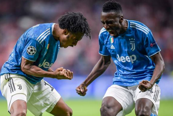 Anh ăn mừng điên cuồng cùng đồng đội Blaise Matuidi.