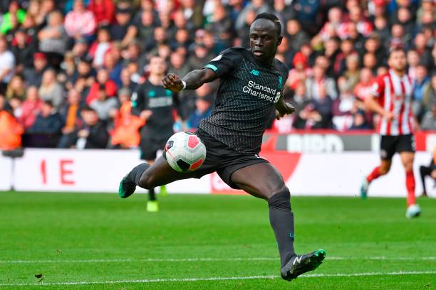 Nửa cuối hiệp một, The Kop bắt đầu tạo ra nhiều sóng gió. Sadio Mane đã 2 lần dứt điểm trong tư thế đối mặt thủ môn nhưng không thể ghi bàn.