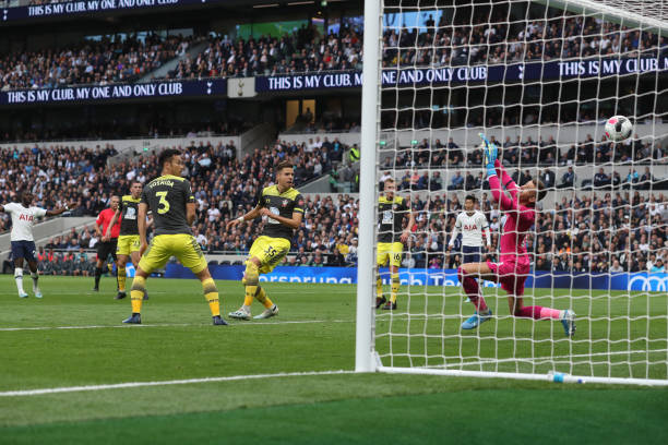 Nỗi lo của ông vơi đi phần nào khi Tanguy Ndombele đưa Tottenham vươn lên dẫn trước ở phút 24. Anh có pha dứt điểm quyết đoán sau đường chuyền cùa Son Heung-min.