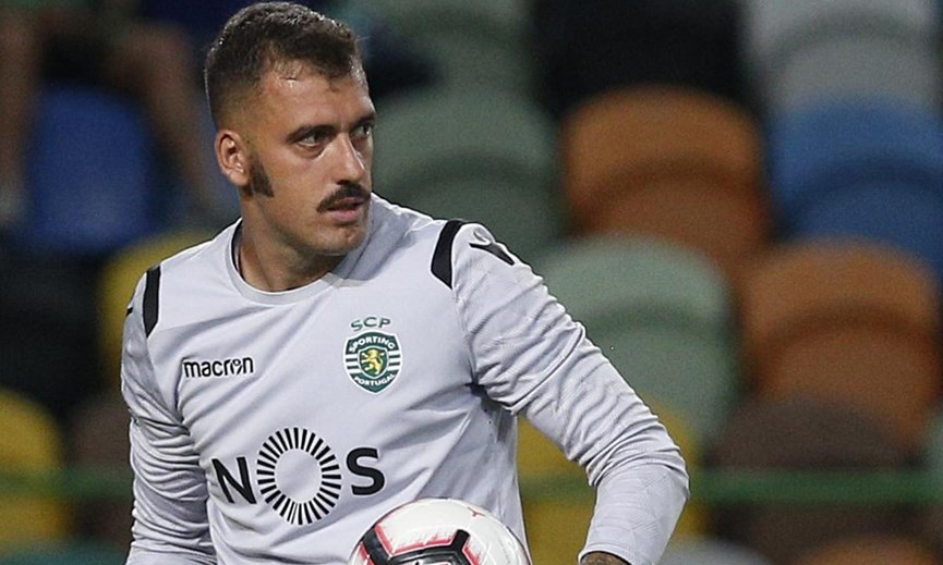 Cái tên tiếp theo trong danh sách này là thủ thành Emiliano Viviano. Gia nhập Sporting Lisbon năm 2018 nhưng Viviano vẫn chưa 1 lần ra sân. CLB BĐN buộc phải chấm dứt hợp đồng với thủ môn này vì anh là một trong số những người hưởng lương cao nhất đội.
