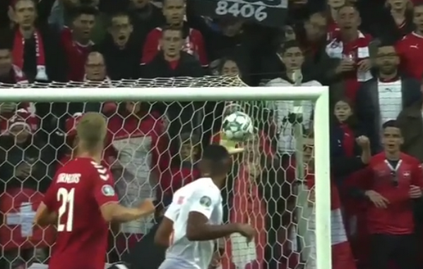 Bóng đi vào góc cao khung thành nhưng thủ môn Kasper Schmeichel đã có pha bay người xuất sắc.