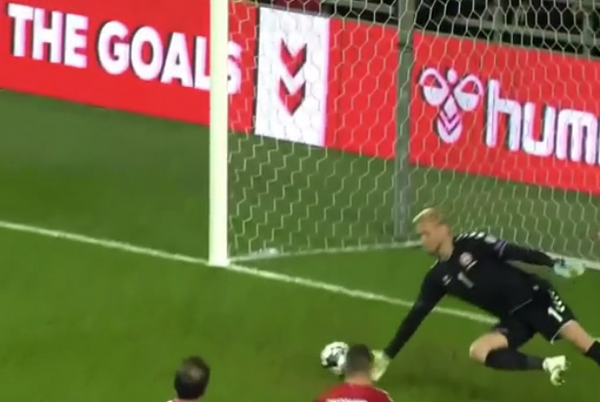 Dù vậy, cú sút trên vẫn không thể đánh bại khả năng phản xạ xuất thần của Schmeichel.