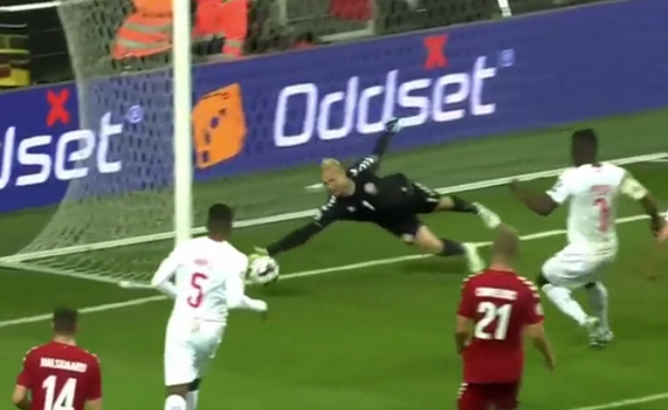 ...nhưng lại vô tình đưa bóng hướng đến khung thành đội nhà. Dù vậy, Schmeichel vẫn tỉnh táo ngăn cản thành công.