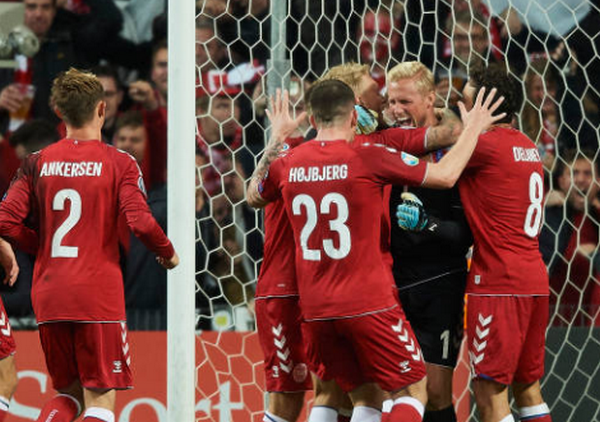 Cả đội chia vui cùng Schmeichel sau pha bóng trên.