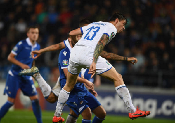Phút 77, cũng từ một pha đánh đầu, Alessio Romagnoli nâng tỉ số lên 3-0 cho Italia.
