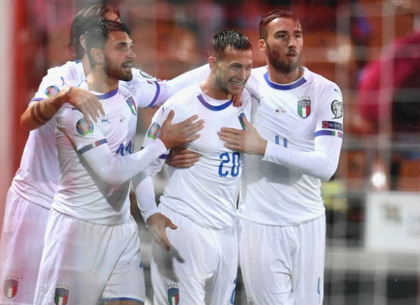 Ngay phút thứ 2, từ một pha phản công nhanh, Federico Bernardeschi dứt điểm mở tỉ số trận đấu, báo hiệu một cơn mưa khác cũng sẽ diễn ra, cơn mưa bàn thắng.