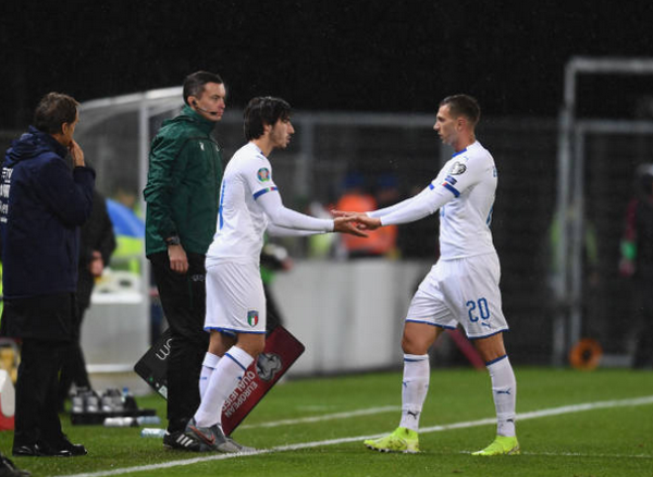 Phút 74, tài năng trẻ 19 tuổi Sandro Tonali được tung vào sân.