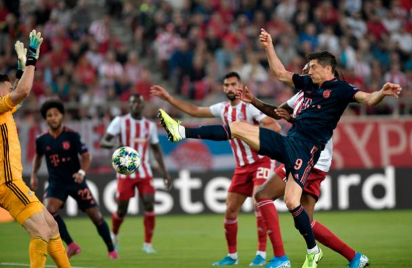 Bước sang hiệp hai, vẫn là Lewandowski sút tung lưới Olympiacos trong một tình huống phạt góc để nâng tỉ số lên 2-1.