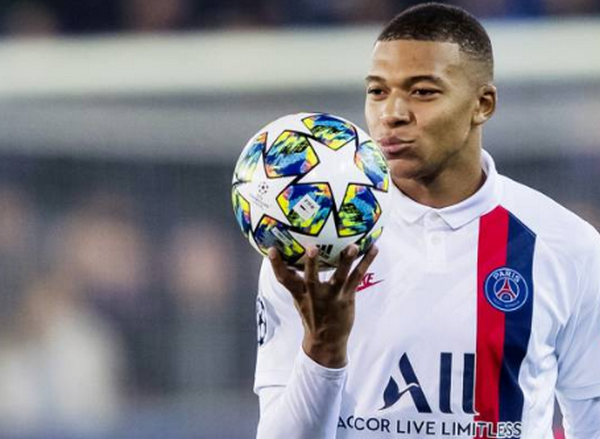 Cuối cùng là Ligue 1, PSG lúc này đang dẫn đầu và mới chỉ 5 lần vào lưới nhặt bóng sau 10 trận.