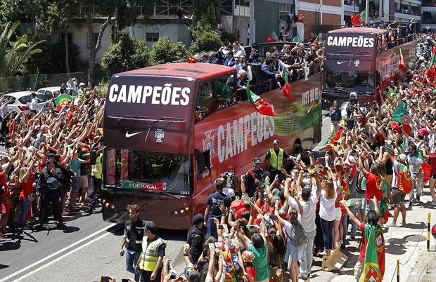 Ảnh bài viết Ronaldo và đồng đội được quê hương chào đón như người hùng