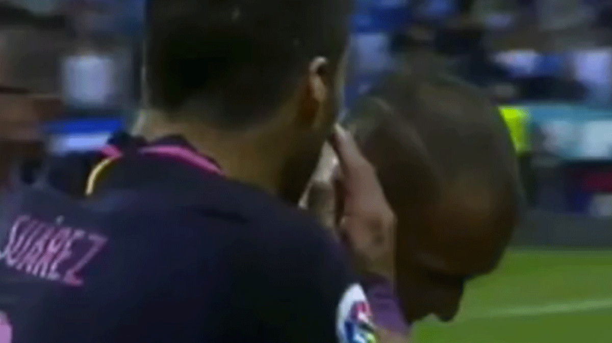 Suarez 'dạy bảo' Sandro. Ảnh: Sport.