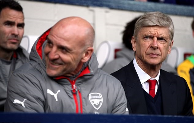 Trợ lý Steve Bould được xem là cánh tay phải của Wenger.