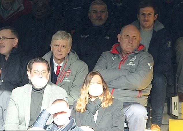 Trợ lý huấn luyện Boro Primorac ngồi bên trái Wenger.
