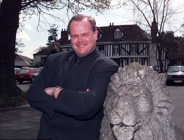 Giám đốc tuyển trạch Steve Rowley.