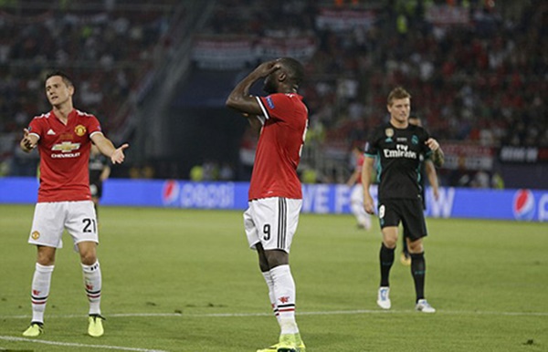 Tình huống Lukaku đã 'bóp' Herrera.