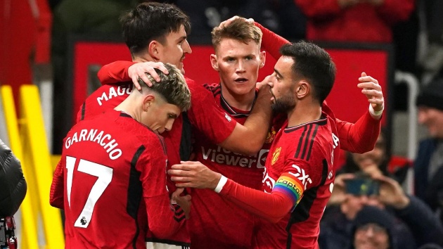 McTominay ăn mừng bàn thắng với các đồng đội.