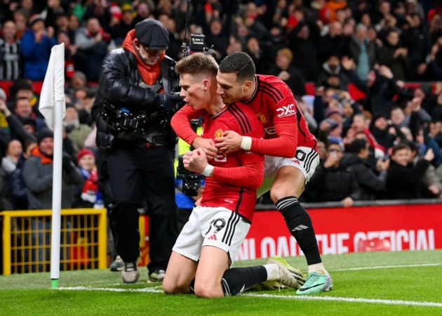 Cú đúp của tiền vệ người Scotland đã giúp Man United thu hẹp khoảng cách với Man City xuống còn 3 điểm.