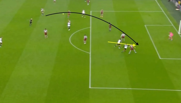 Chân sút người Mexico khôn khéo di chuyển để lập công trước West Ham.