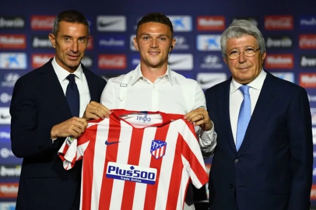 Berta (bên trái) trong buổi lễ ra mắt Kieran Trippier.
