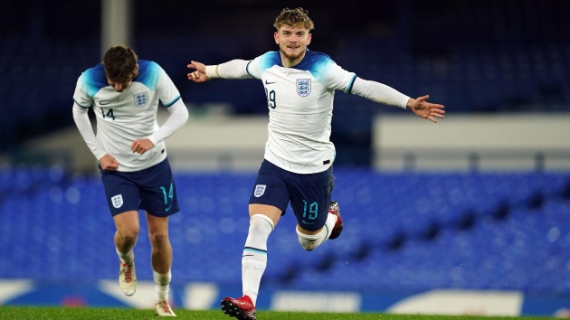 ...nhưng Elliott vẫn phải chơi cho đội U21 Anh.