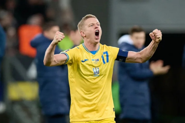 Zinchenko ăn mừng sau khi giúp Ukraine giành vé tham dự EURO 2024.