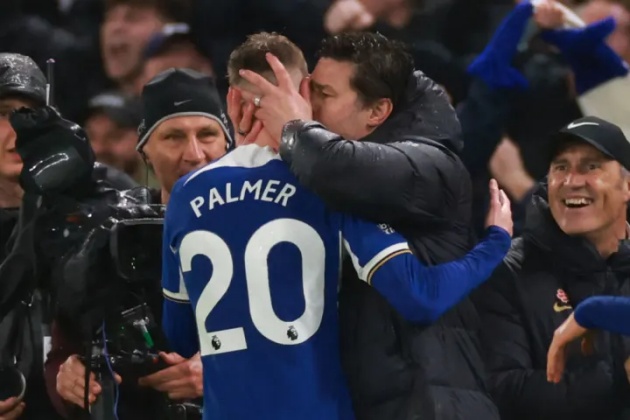 Pochettino chúc mừng Palmer sau màn trình diễn trước Man United.